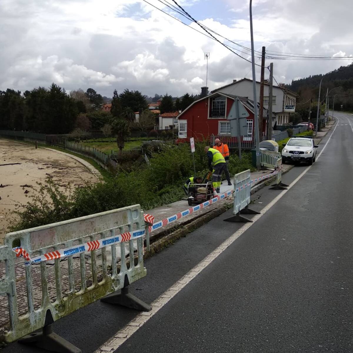 La rotura de una tubería de agua en Gandarío agrava el mal estado de las aceras que conectan Gandarío con Sada