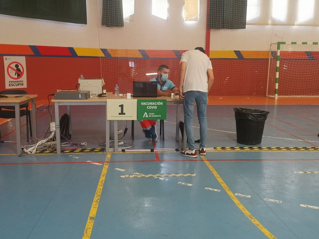 Un ciudadano espera su turno para vacunarse en las instalaciones deportivas de &#039;El Fuerte&#039;