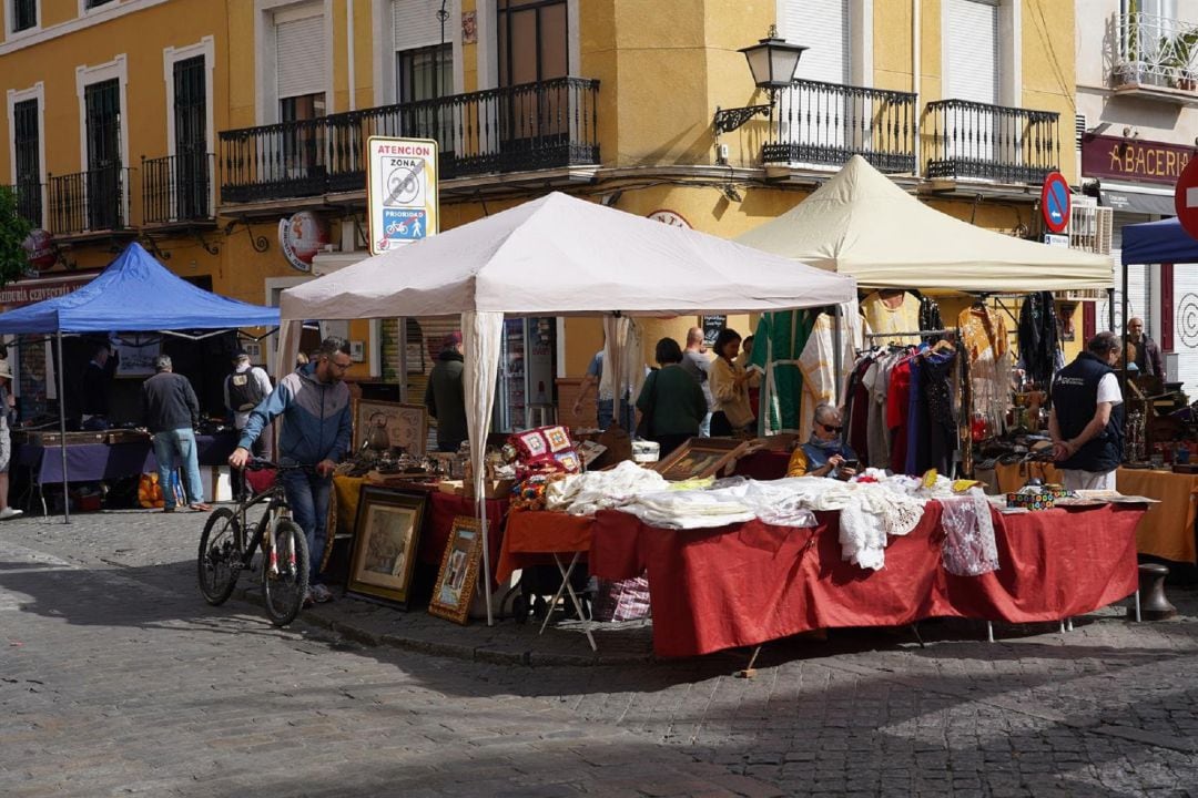 El &#039;Mercadillo del Jueves&#039;, en la calle Feria del Casco Antiguo, en una imagen de archivo 