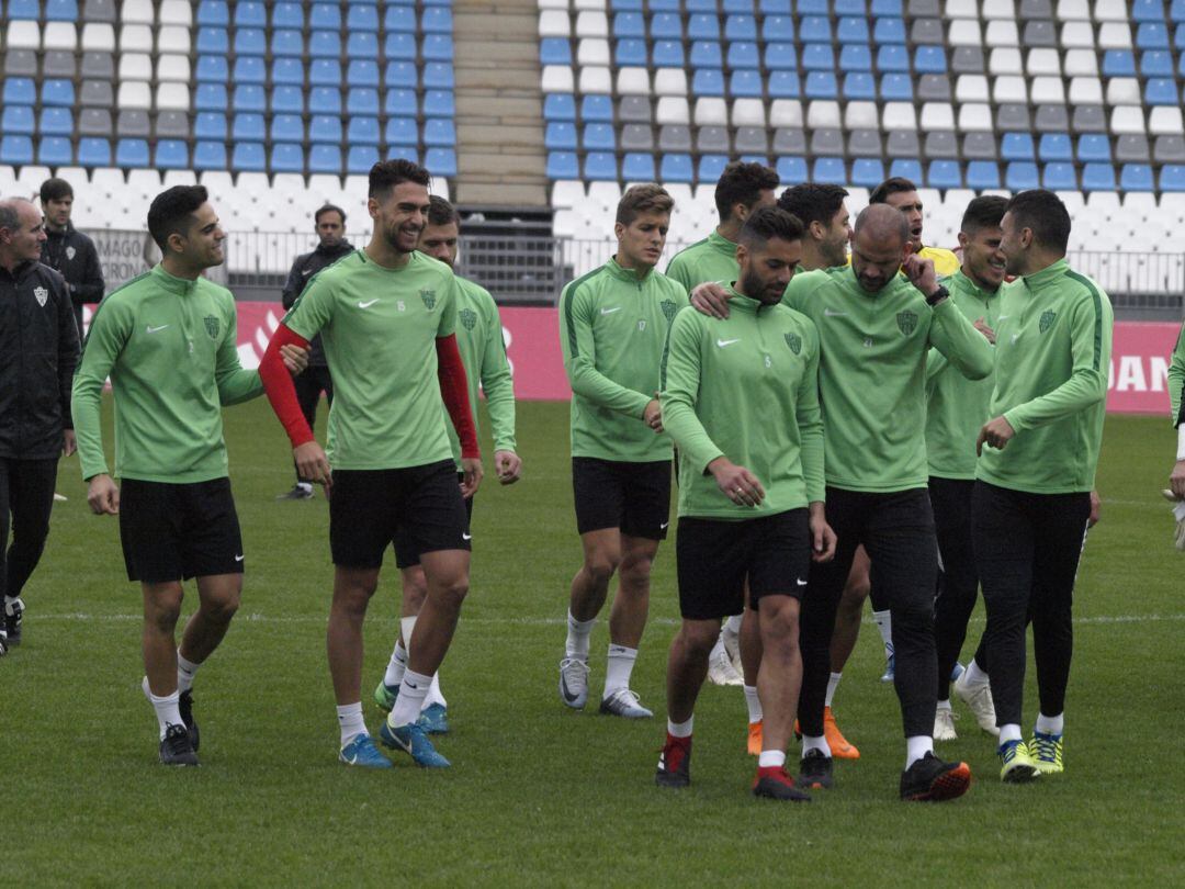 Juan Ibiza y sus compañeros en el entrenamiento rojiblanco.