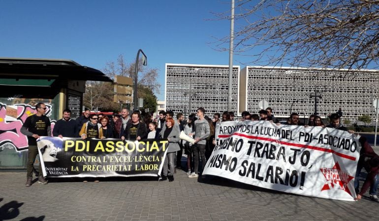 Los asociados en el primer día de huelga