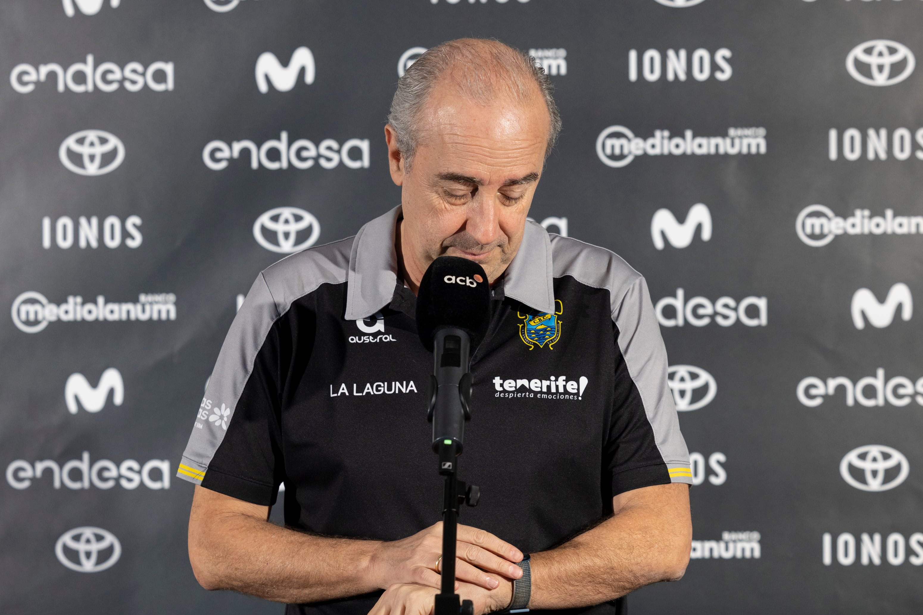 LAS PALMAS DE GRAN CANARIA (ESPAÑA), 14/02/2025.- El entrenador de La Laguna Tenerife, Txus Vidorreta, ha analizado en rueda de prensa el duelo de semifinales de la Copa del Rey que su equipo disputará el sábado contra Unicaja Málaga en el Gran Canaria Arena. EFE/Quique Curbelo
