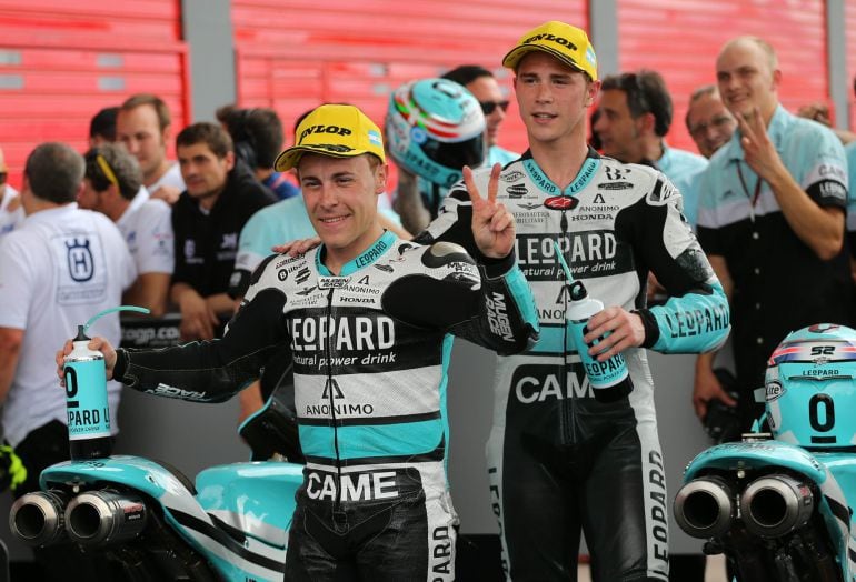 BAS131. TERMAS DE RÍO HONDO (ARGENTINA), 19/04/2015.- El británico Danny Kent (i), del Leopard Racing, y el español Efrén Vázquez (d), del Leopardo Racing, celebran tras ganar el primer y segundo puesto del Gran Premio de Argentina de Moto3 hoy, domingo 19 de abril de 2015, en Termas de Río Hondo (Argentina). EFE/Nicolás Aguilera