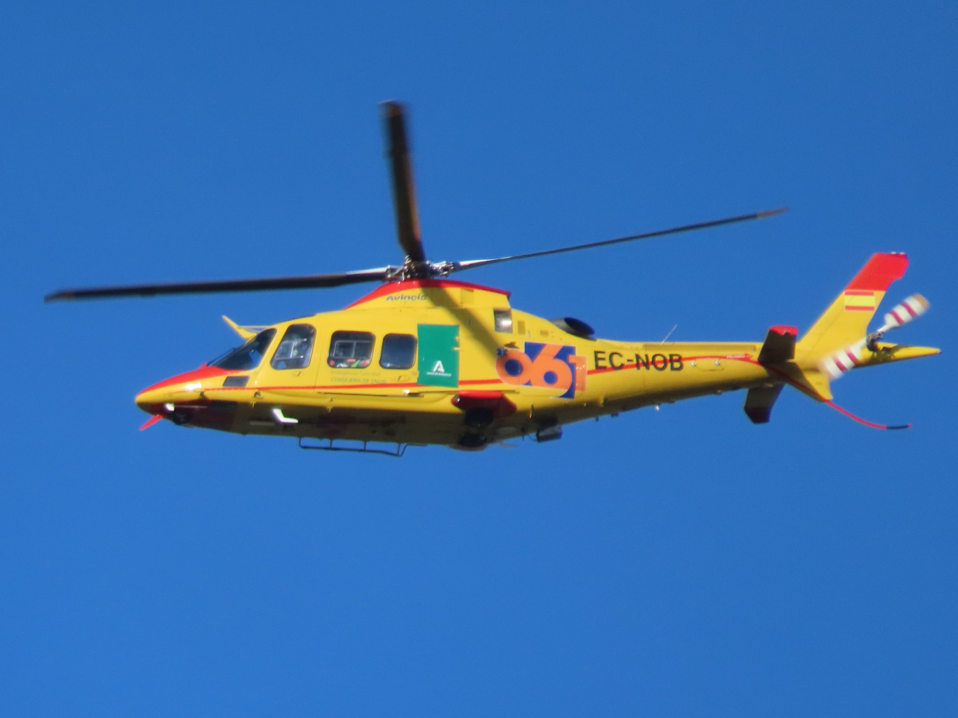 Helicóptero del 061 en un traslado desde el  Hospital Infanta Margarita de Cabra al hospital Reina Sofía de Córdoba