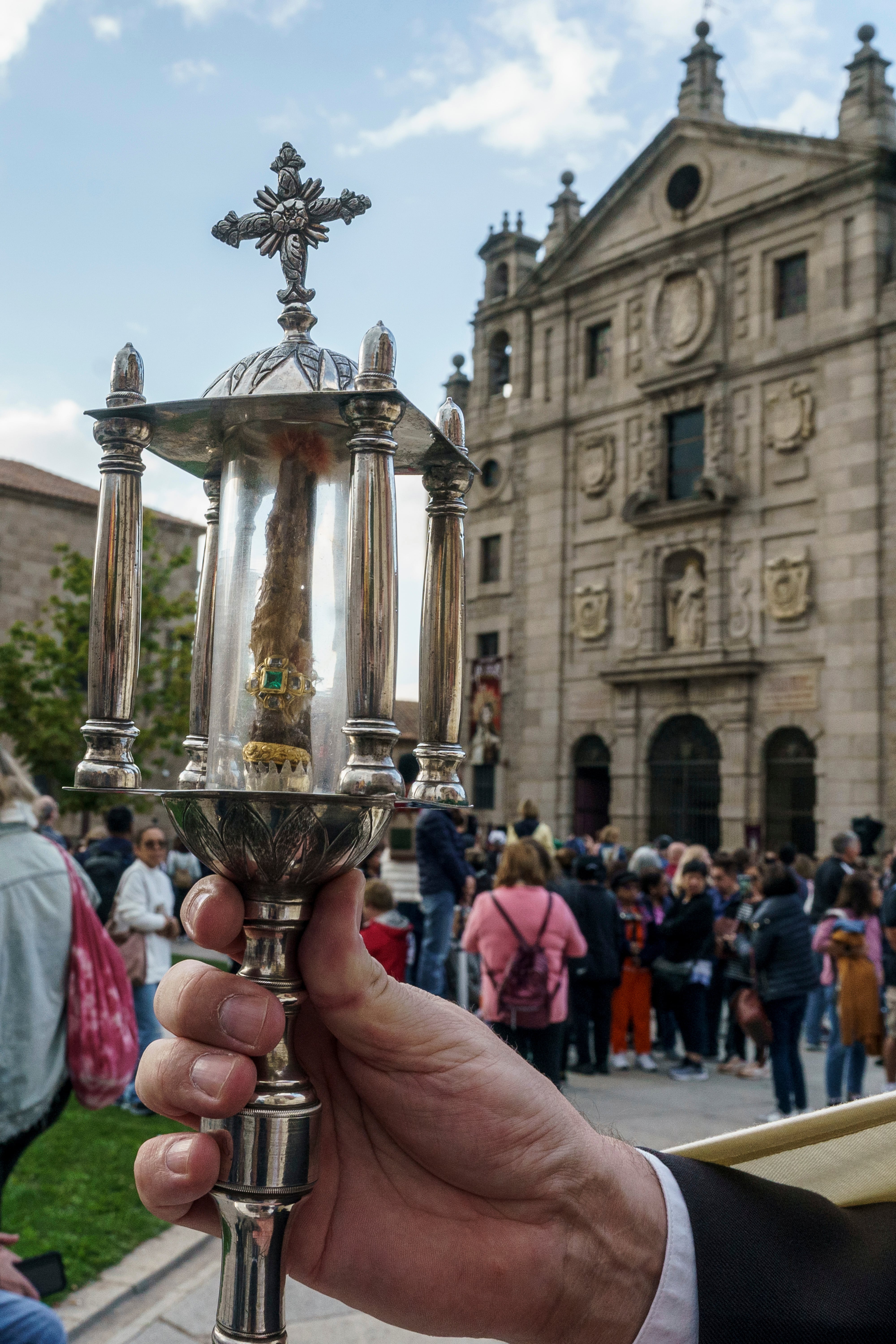 Dedo anular de la mano derecha de Santa Teresa, una de las reliquias de primer grado que se encuentran en Ávila, durante el acto del cierre de la puerta santa de la Basílica de Santa Teresa el pasado 14 de Octubre de 2023. 