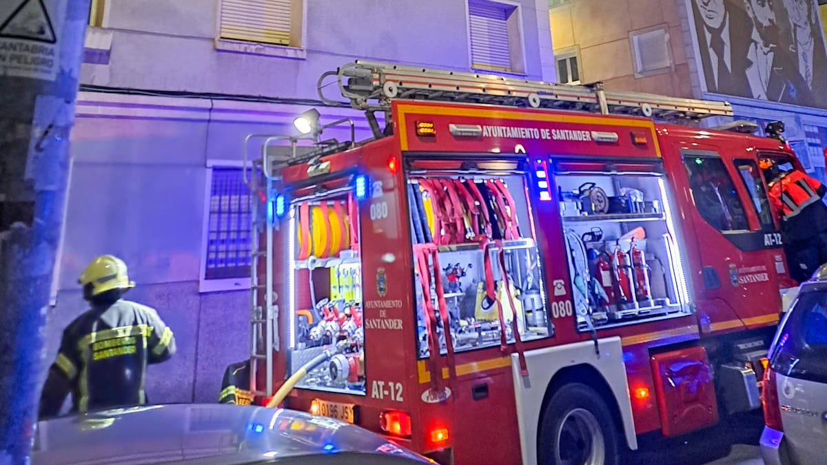 Un incendio calcina una vivienda en Santander sin causar heridos
