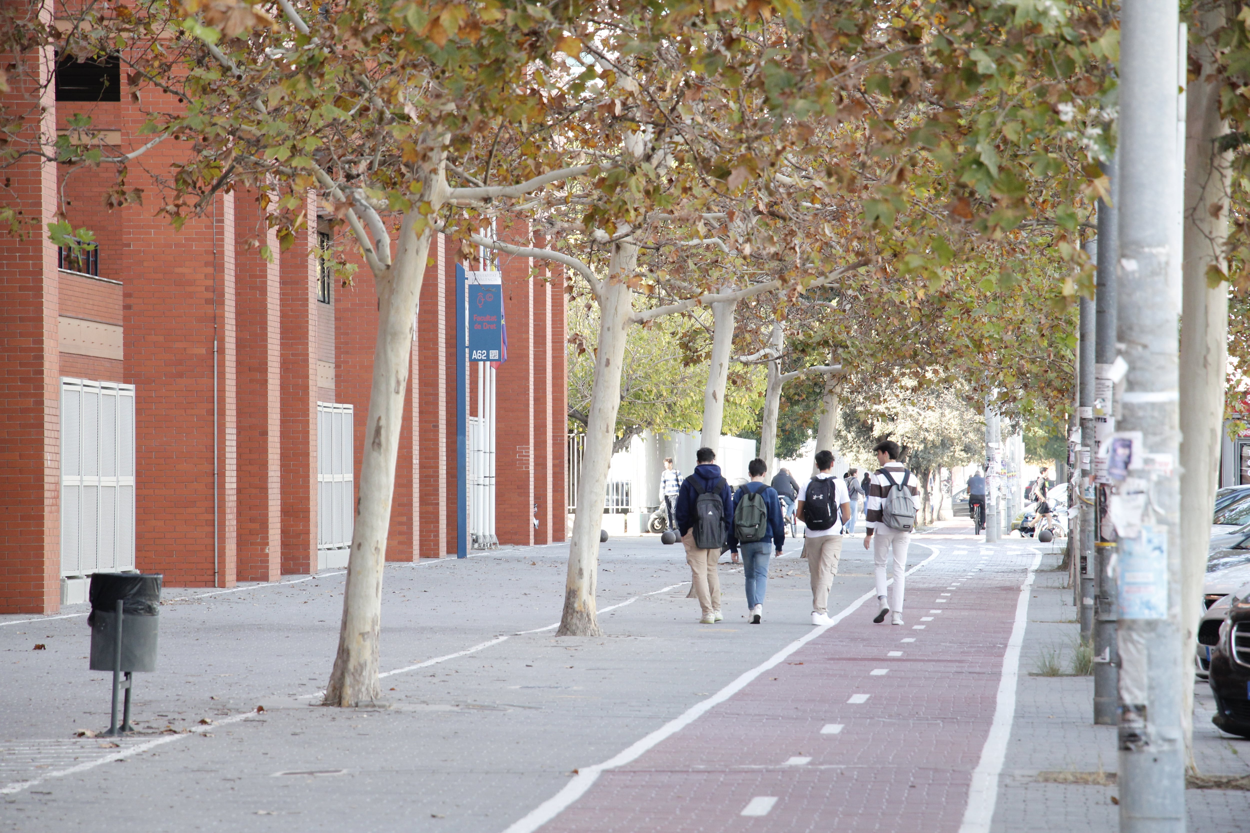 Varios estudiantes en el campus de Tarongers de la Universitat de València, en una imagen de archivo