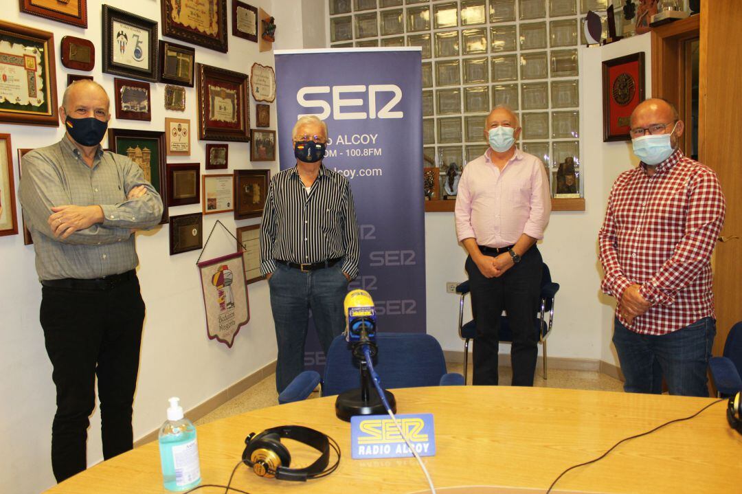 Juan Antonio Canalejas, Paco Aznar, Juan José Olcina y Pau Acosta en el estudio central de Radio Alcoy