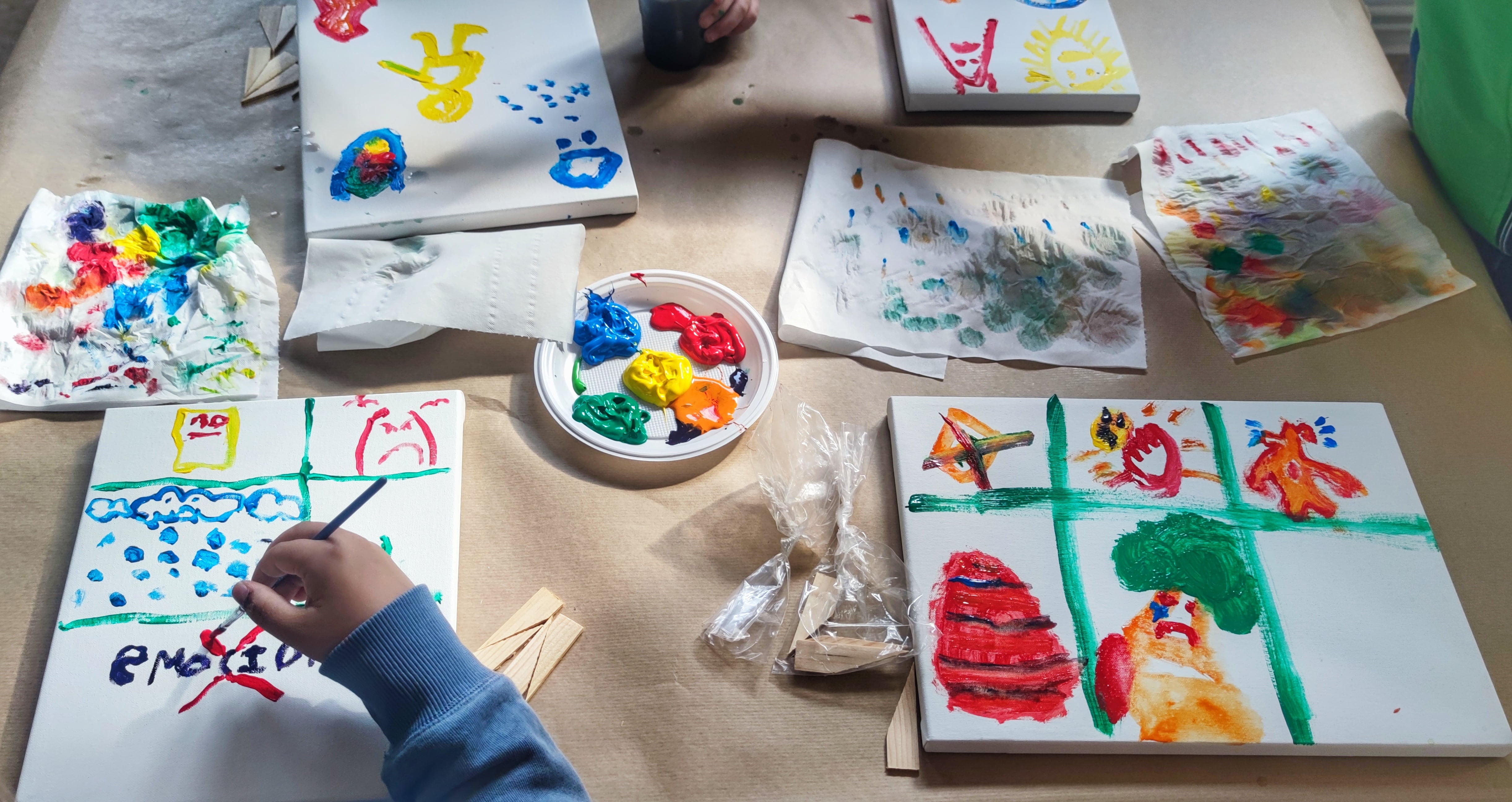 Talleres de plástica con niños desarrollados por Cruz Roja en Cuenca.