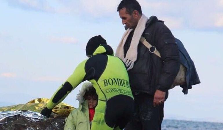 Bombero de la Ong PROEM-AID trabajando esta mañana