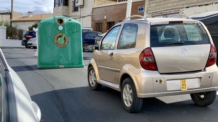 Uno de los contenedores movidos por el viento en la Carretera de Circunvalación.