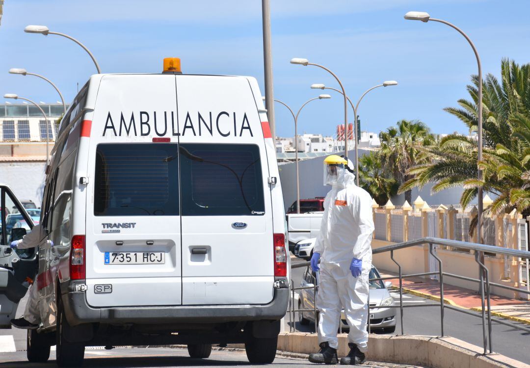 Efectivos dde Cruz Roja en el hospital Doctor José Molina Orosa de Arrecife.