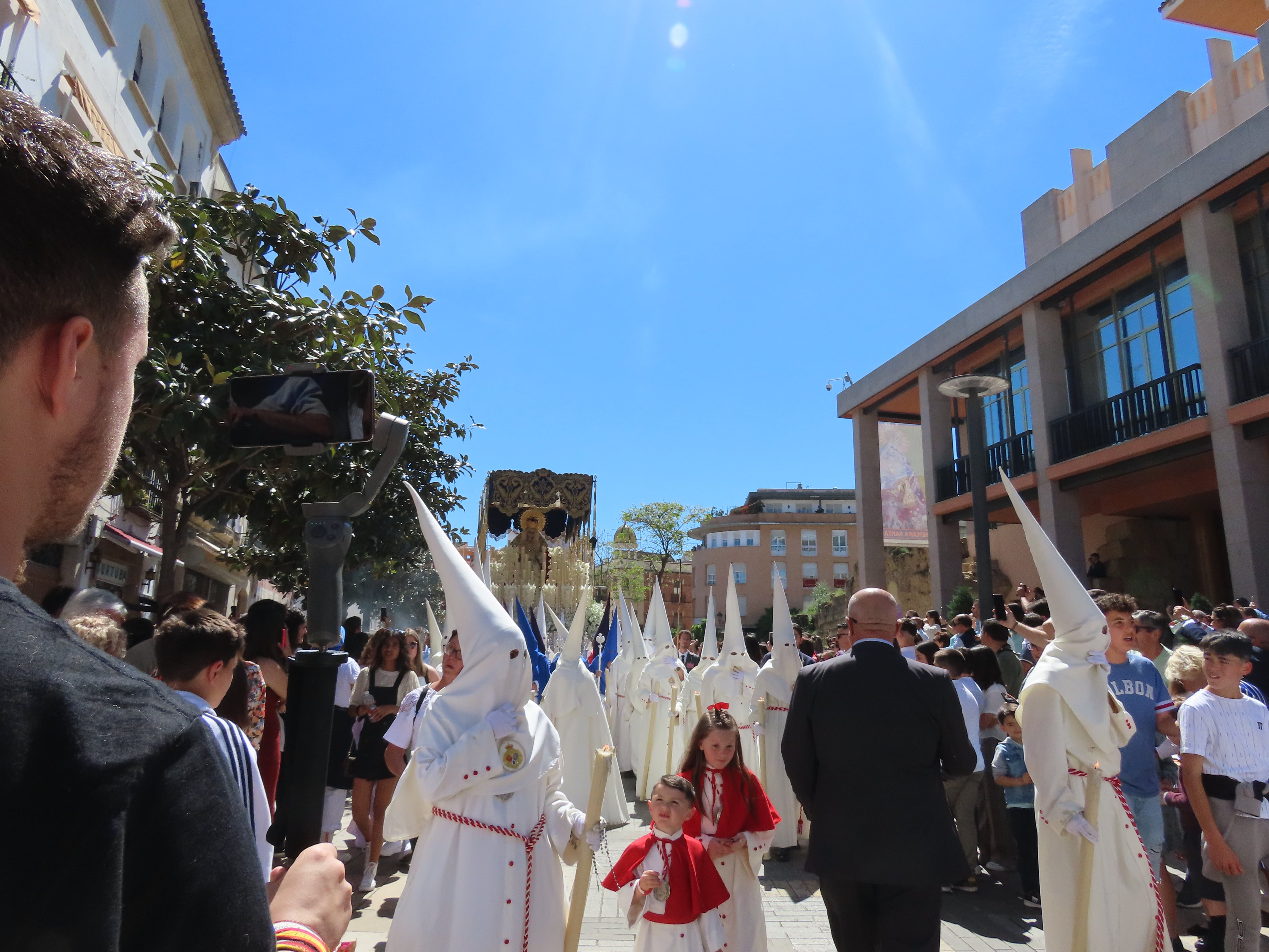 La Virgen de la Palma en el camino de regreso a su templo por Capitulares en Córdoba