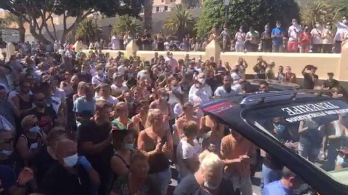 Un entierro multitudinario, sin distancia de seguridad, ni mascarillas en Tenerife