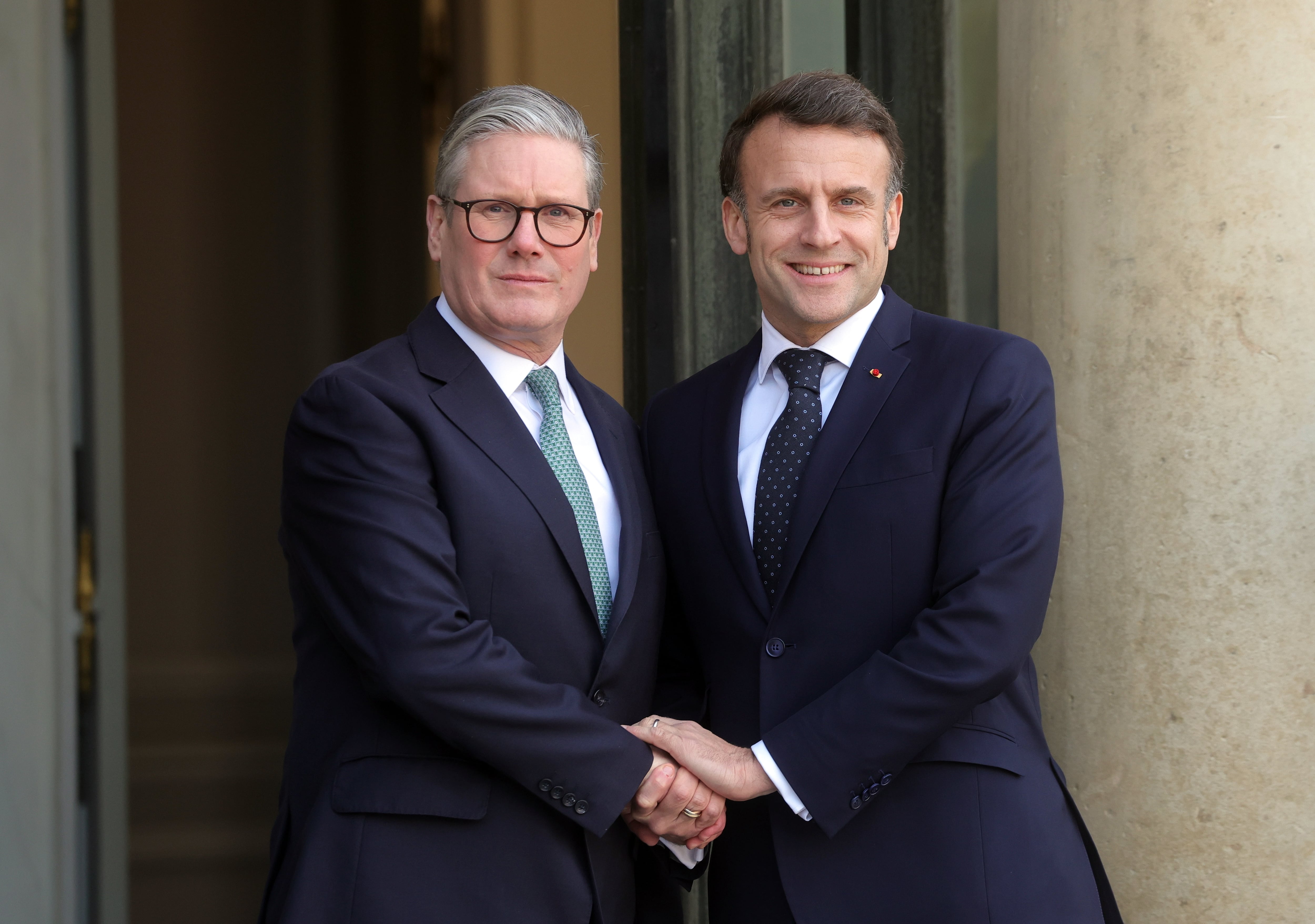 El presidente francés, Emmanuel Macron, y el primer ministro británico, Keir Starmer