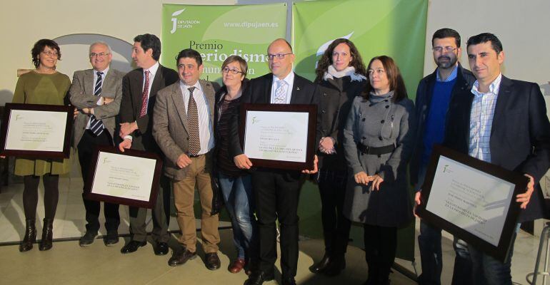 El presidente de la Diputación, Francisco Reyes (cuarto por la izquierda), junto a los premiados de esta edición.