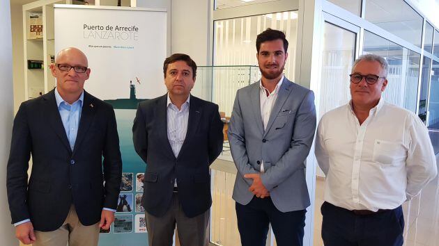 Representantes de la empresa FairPlay con el presidente de la Cámara de Comercio de Lanzarote, José Torres (el segundo por la izquierda).