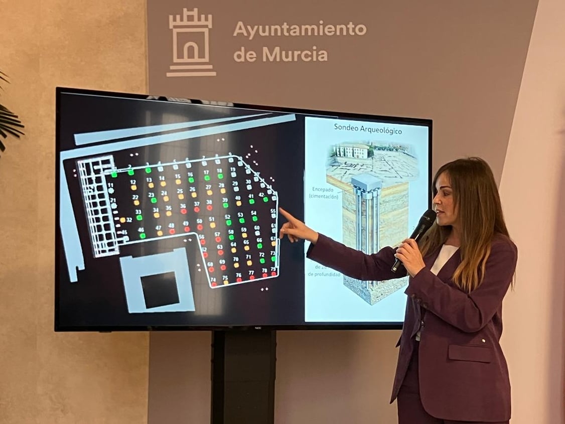 Rebeca Pérez presenta los detalles de los sondeos en el yacimiento de San Esteban