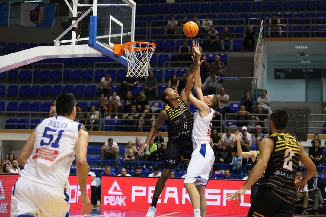 Atkins trata de taponar a Lukovic ante la mirada de López y Bjelica