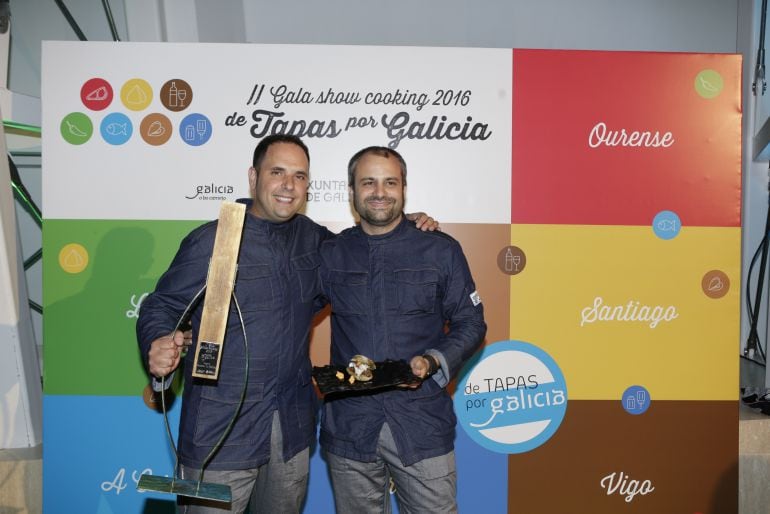 Los restauradores muestran el premio y su pepito de pulpo.