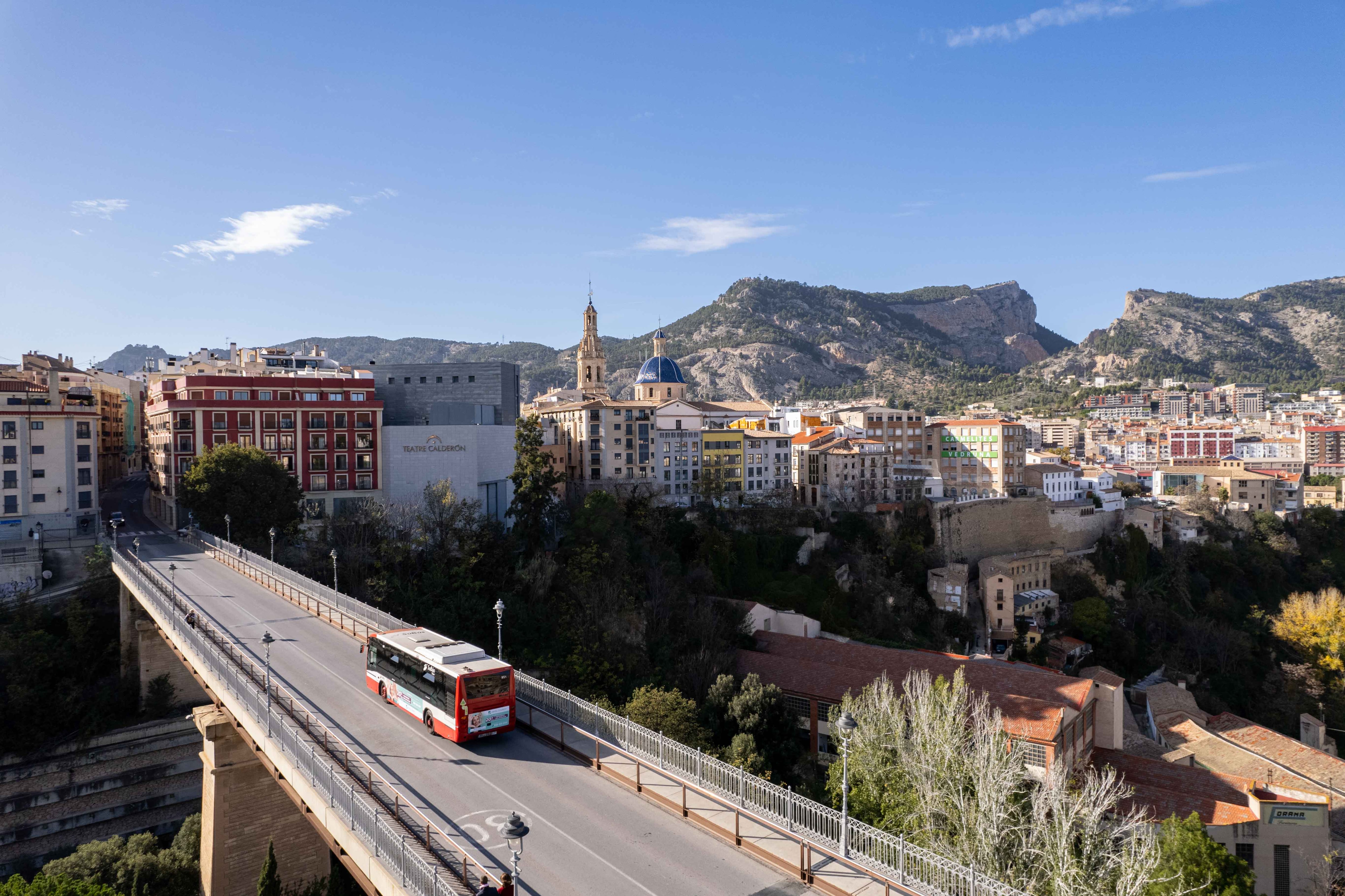 Un autobús de Alcoy cruza el puente del Viaducto