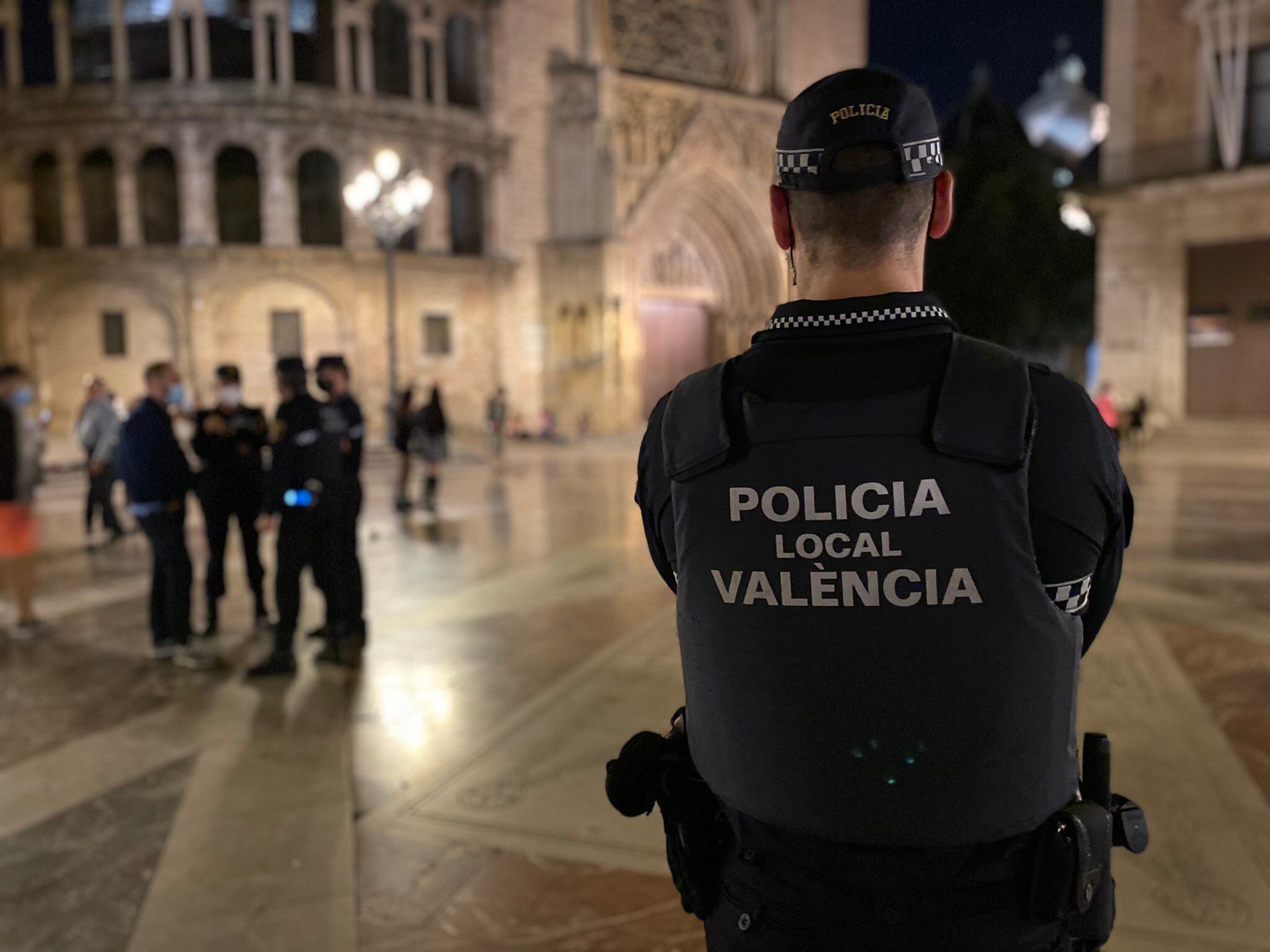 Agentes de la Policía Local de València patrullando en la plaza de la Virgen