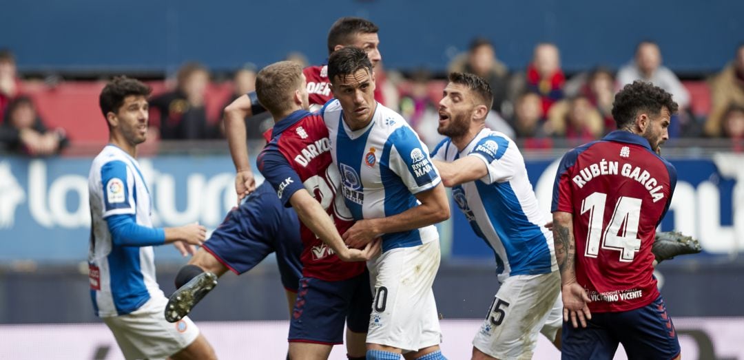 Osasuna y Espanyol, durante un partido de la última jornada de Liga disputada