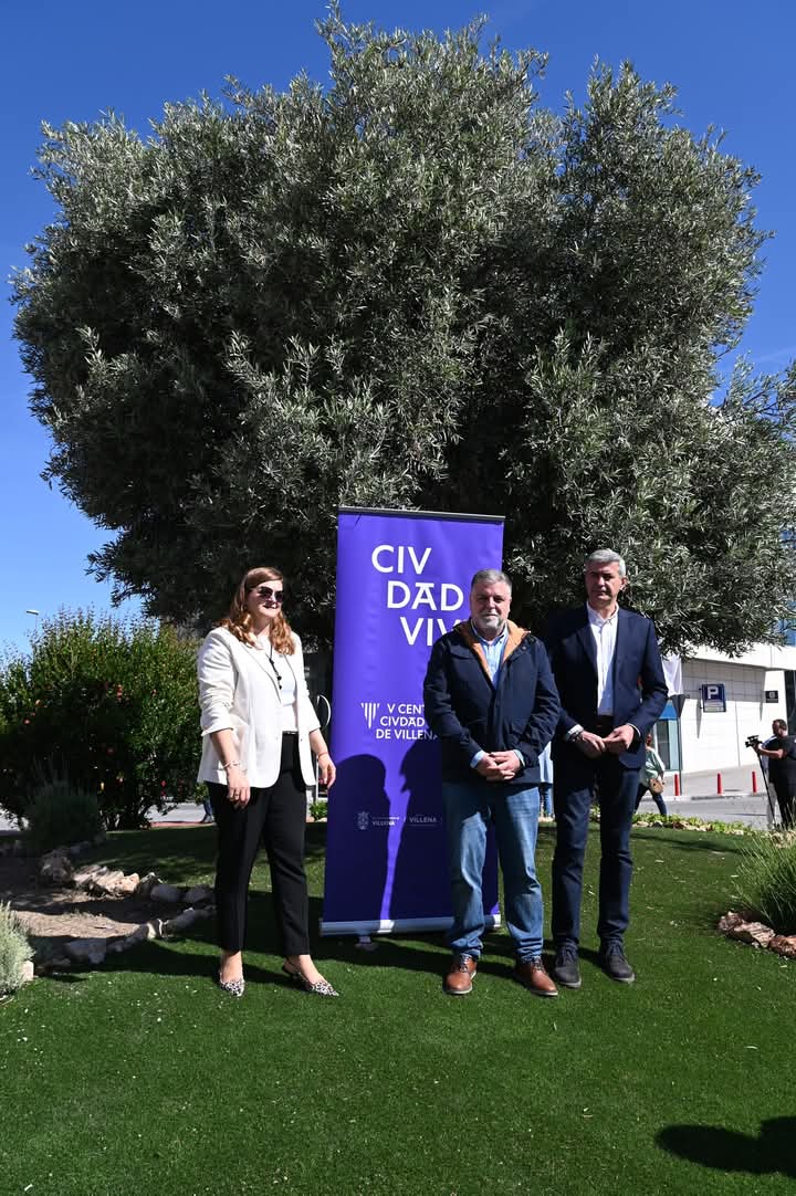 Los tres alcaldes, en la rotonda