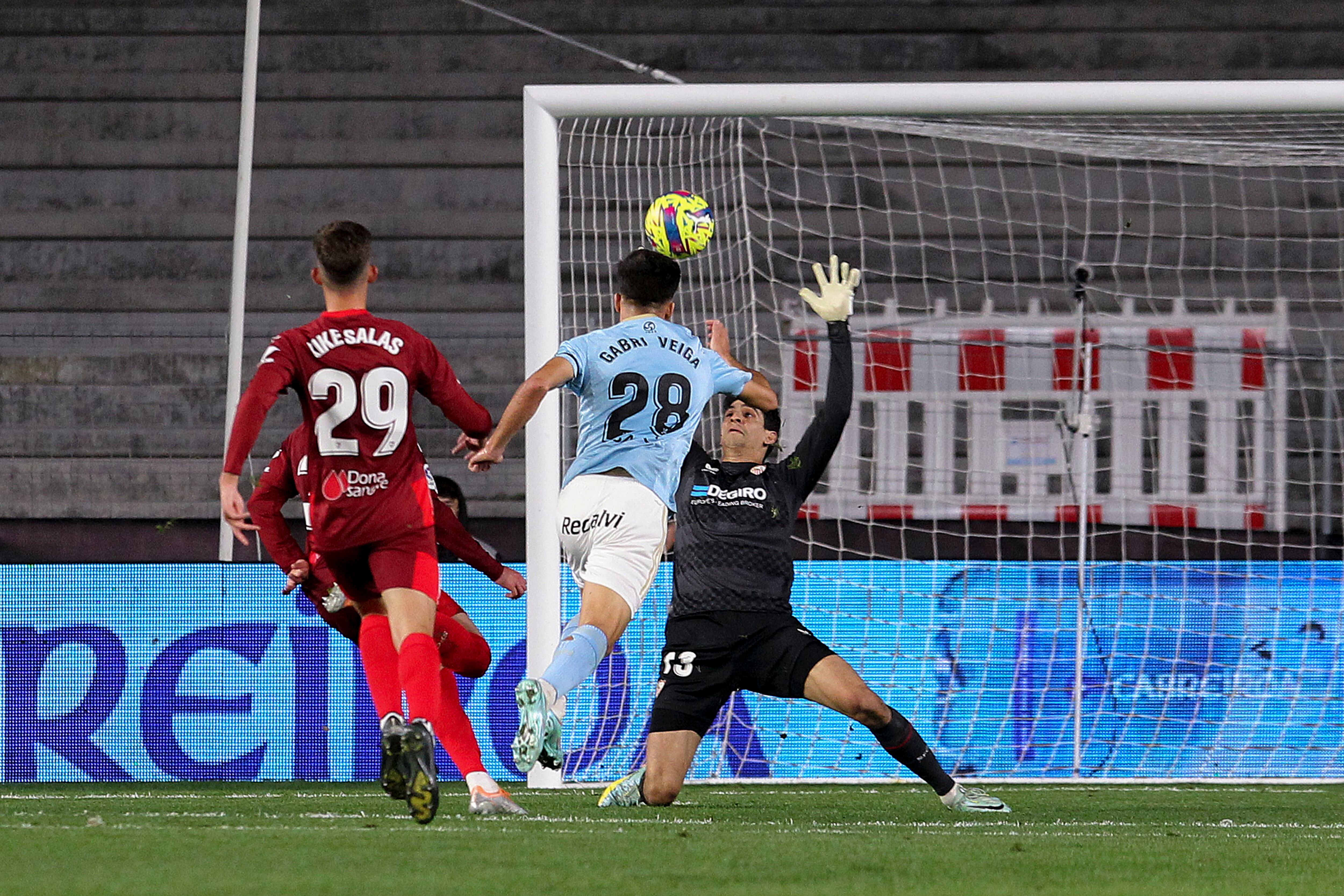 VIGO (PONTEVEDRA), 30/12/2022.- El centrocampista del Celta Gabri Veiga (c) consigue el primer gol de su equipo ante el Sevilla durante el partido de Liga en Primera División que disputan este viernes en el estadio de Balaídos, en Vigo. EFE/Salvador Sas
