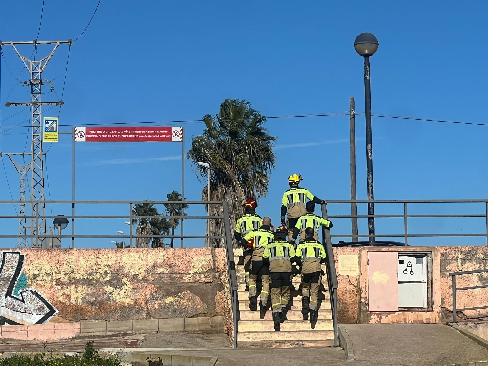 Un choque contra una grúa de mantenimiento desata la alarma en el FEVE de Cartagena: "El susto ha sido fuerte"