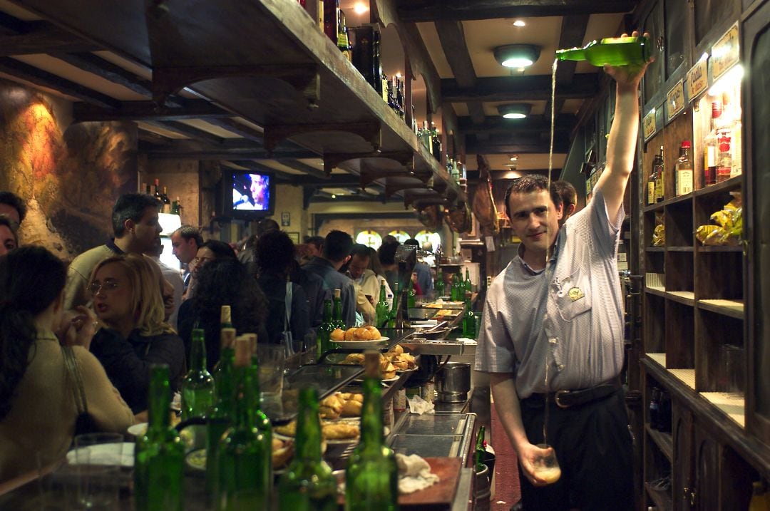 La salida de Oviedo, Gozón y Carreño del nivel 4+ implica, entre otras medidas, la reapertura del interior de bares y restaurantes. 