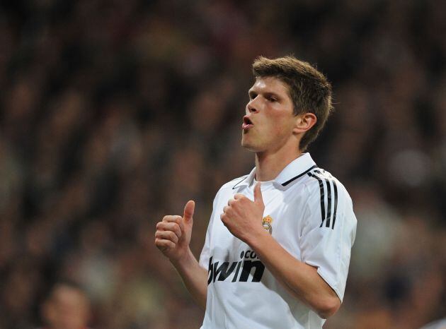 Huntelaar celebrando un gol con el Madrid en 2009