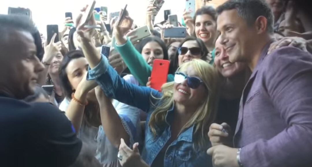 Alejandro Sanz en una visita a su localiad, Alcalá de los Gazules