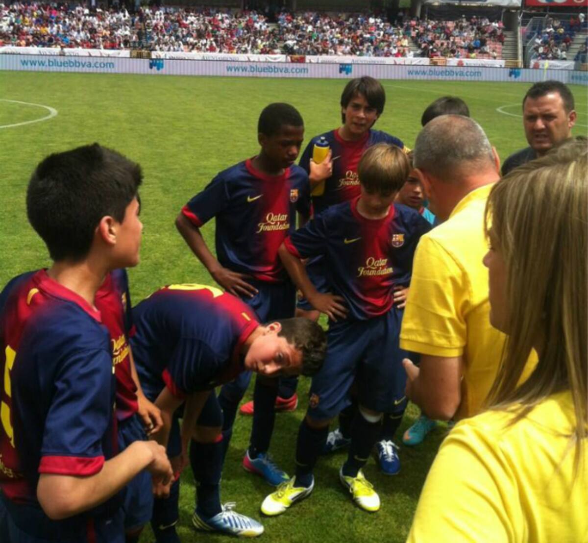 La plantilla del Barcelona escucha las instrucciones de su entrenador durante el partido de semifinales