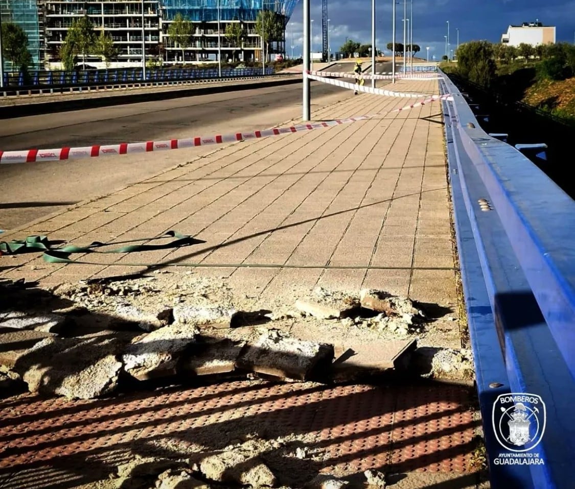 Puente cerrado en la Avenida de Aguas Vivas