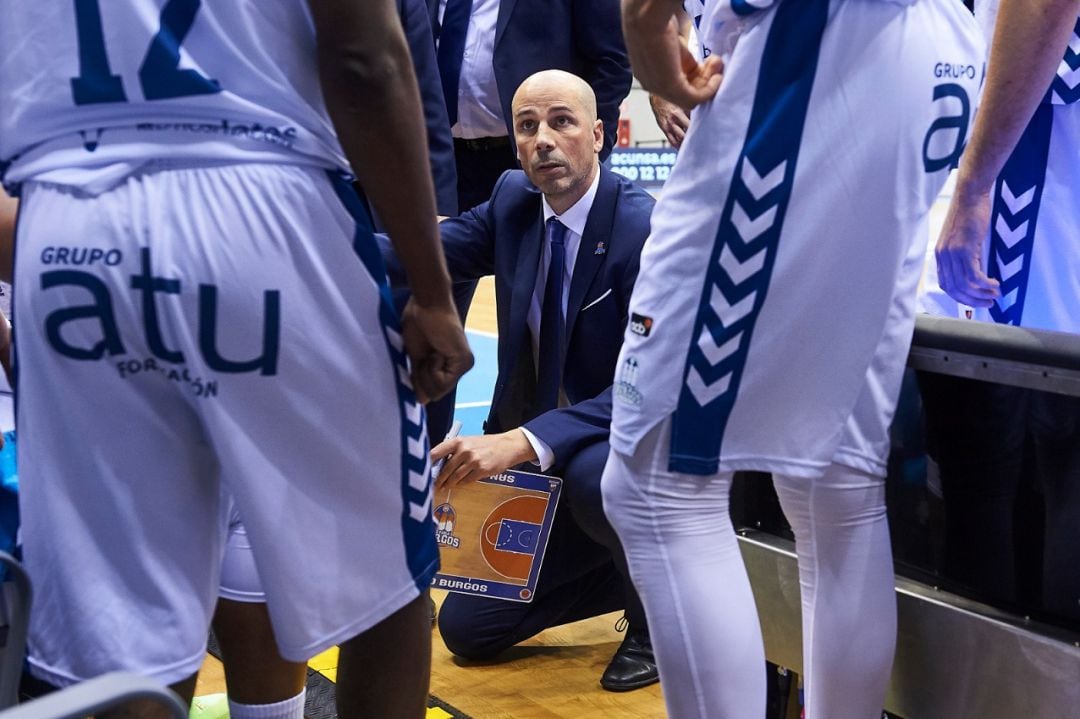 Joan Peñarroya da instrucciones a sus jugadores