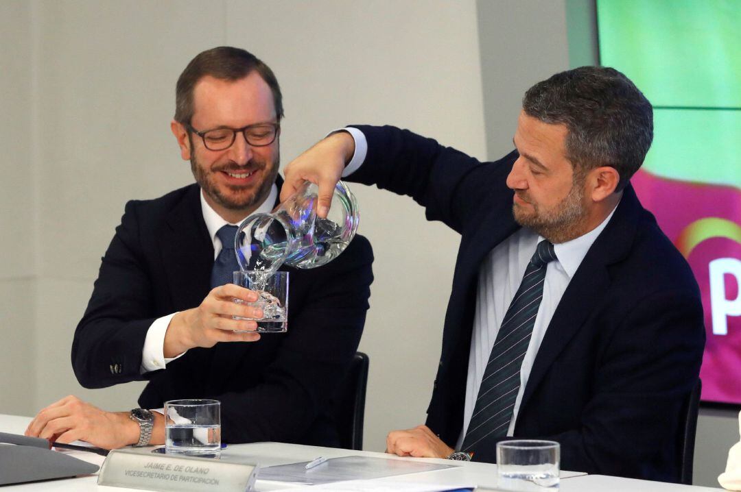 El senador Javier Maroto y el secretario de participación Jaime E. Olano (d), durante la reunión de Comité Ejecutivo Naciocnal de su partido, celebrado hace unos días en la sede del PP.