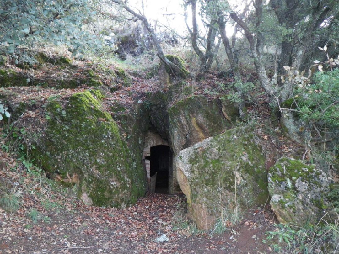 Entrada a la &quot;Cueva de los Muñecos&quot;