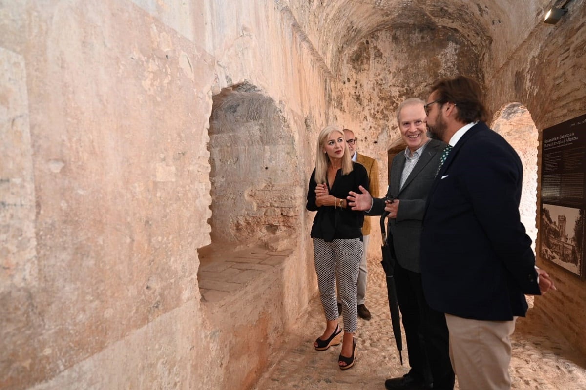 La consejera de Cultura, Patricia del Pozo, en la visita a la Puerta del Arrabal con el delegado del Gobierno andaluz en Granada, Antonio Granados, a la derecha en la imagen, y el director del Patronato de la Alhambra, Rodrigo Ruiz-Jiménez, detrás