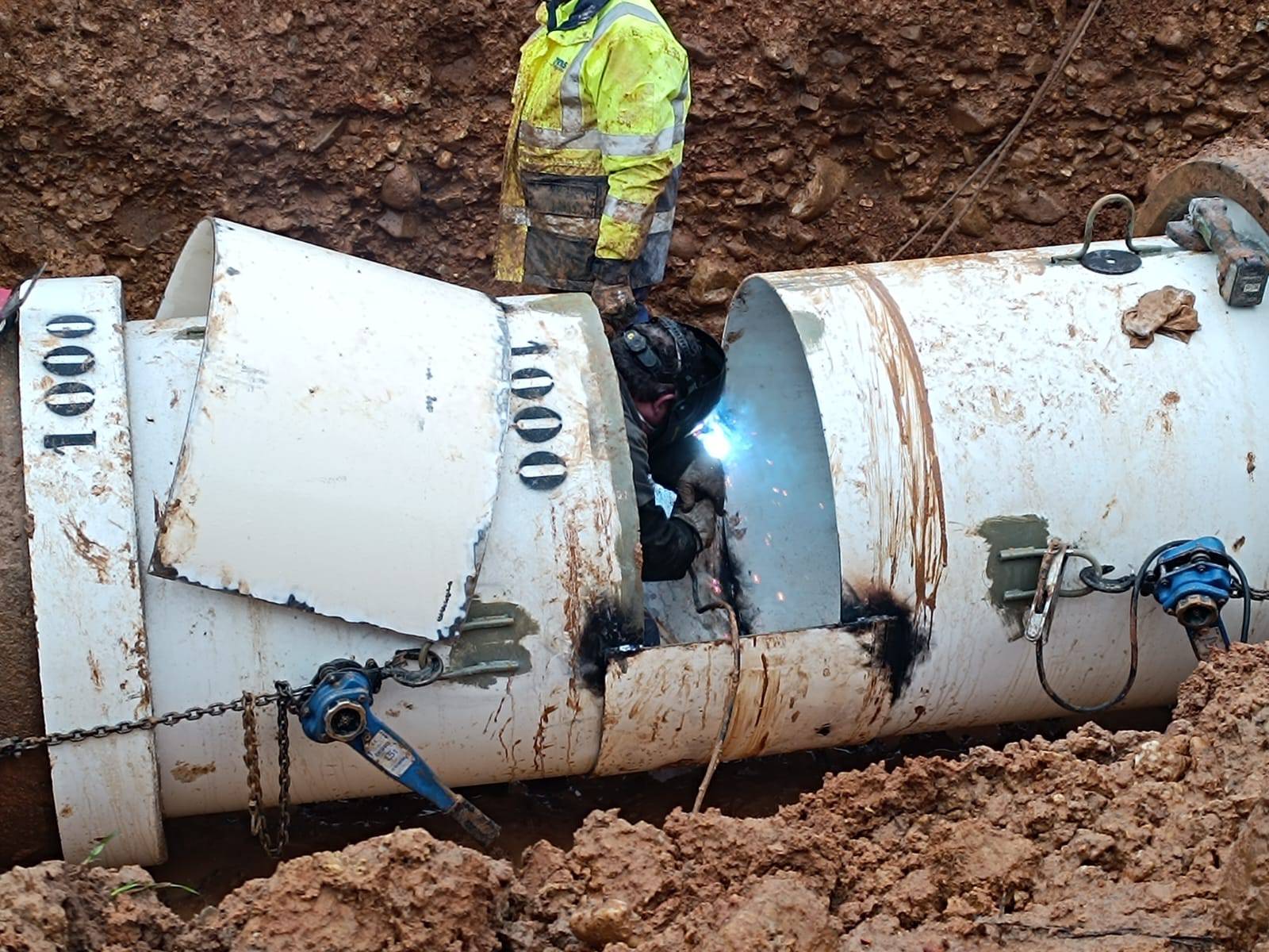 Reparación de una conducción de la Mancomunidad de Aguas del Sorbe