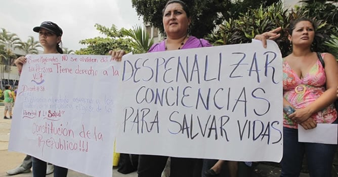 Ciudadanos de El Salvador protestan por la negación del aborto a Beatriz, una joven enferma