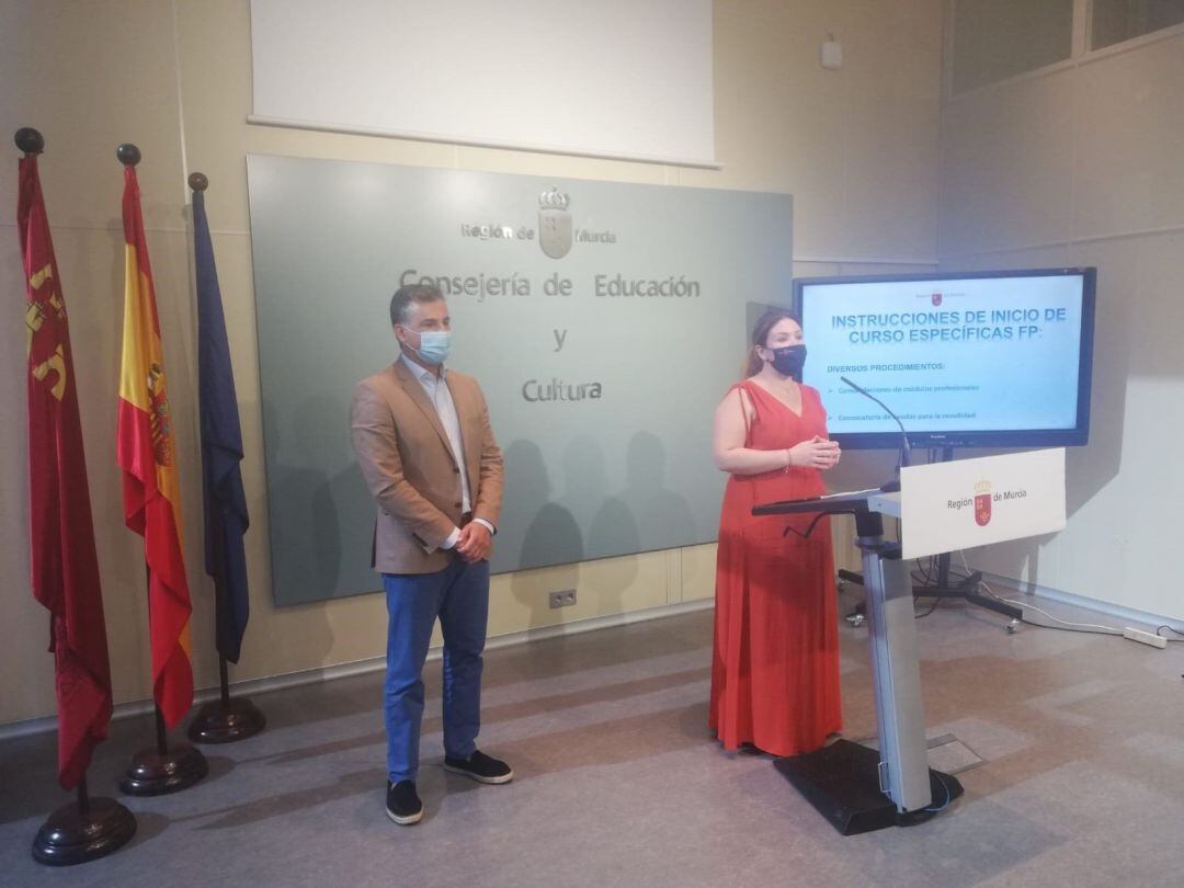 La consejera de Educación y Cultura, Esperanza Moreno, presenta las novedades de FP para el próximo curso, acompañada por el director general de Evaluación Educativa y Formación Profesional, Sergio López