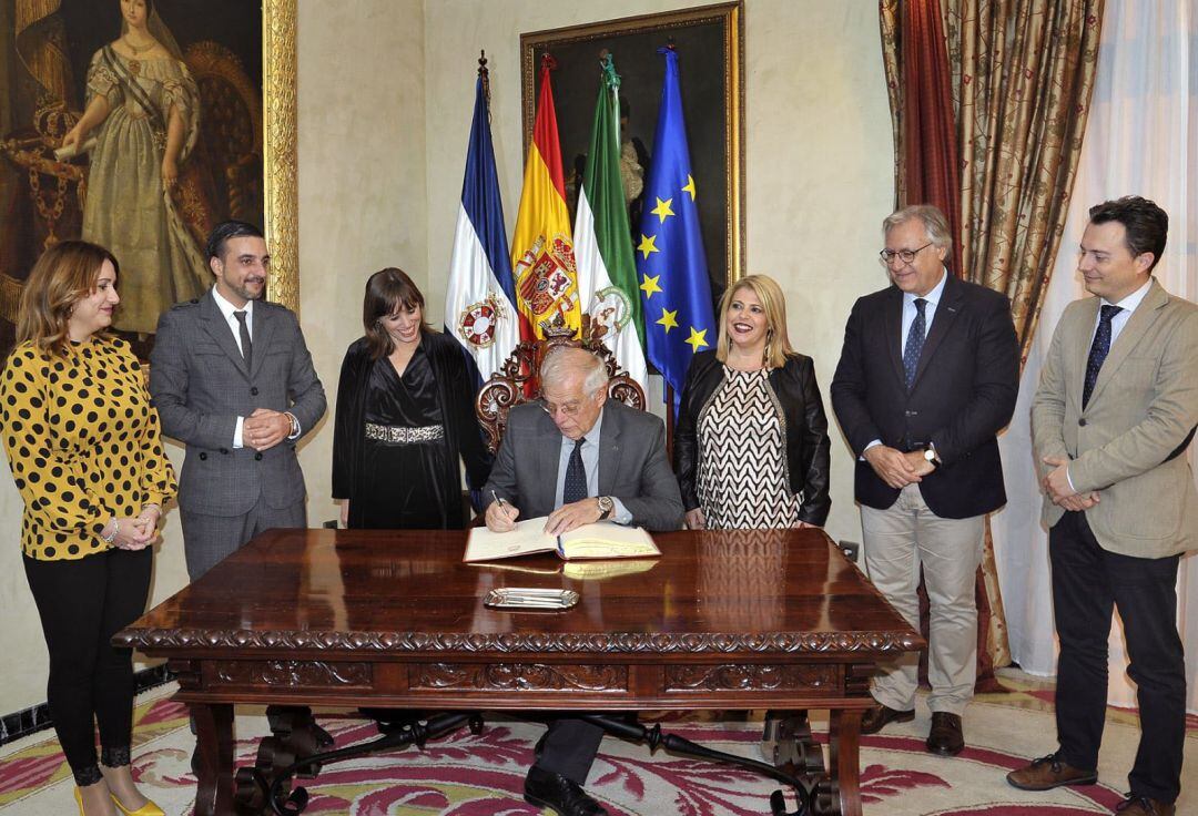 El ministro Josep Borrell firmando en el libro de honor del Ayuntamiento de Jerez