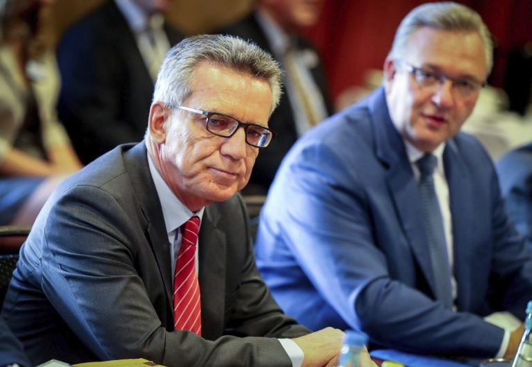 NIE13237 BERLÍN (ALEMANIA) .- El ministro de Interior alemán, Thomas de Maiziere (izq), acompañado por durante una reunión del los responsables de Interior de los estados federados germanos de la Unión Cristianodemócrata (CDU) y la Unión Socialcristiana d