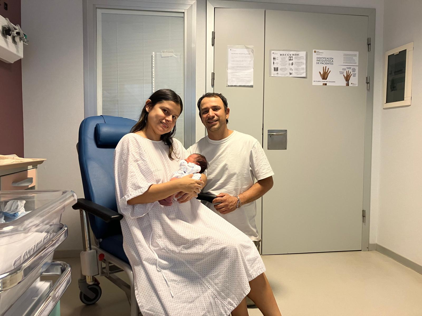 Alaia, junto a sus padres