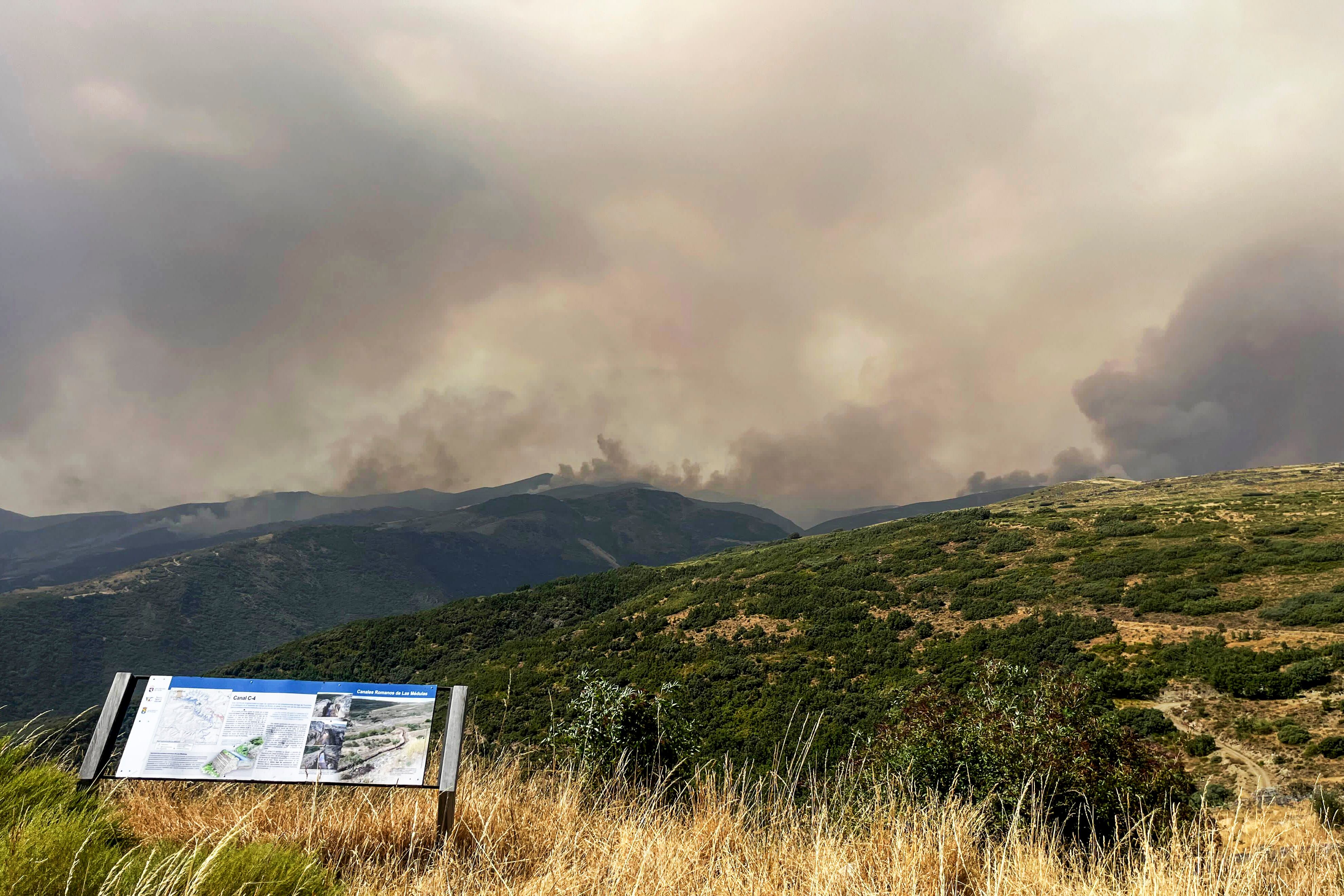 CASTRILLO DE CABRERA (LEÓN), 16/08/2025.- Vista del incendio en Odollo y Llamas este viernes, desde Castrillo de Cabrera (León). Los incendios forestales de Yeres y Llamas de Cabrera, que se mantienen en nivel 2 de gravedad en la provincia de León, han empeorado en las últimas horas y ha sido necesario desalojar a 330 personas más de tres pedanías de Ponferrada.EFE/ Ana F. Barredo
