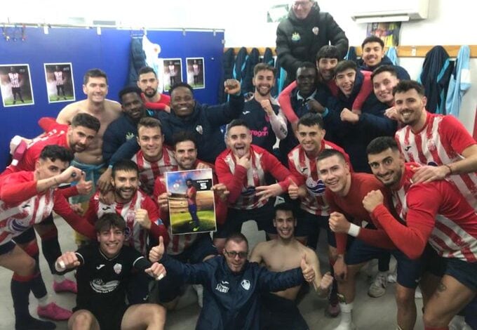 El CD Pedroñeras celebrando su victoria ante el CD Valdepeñas