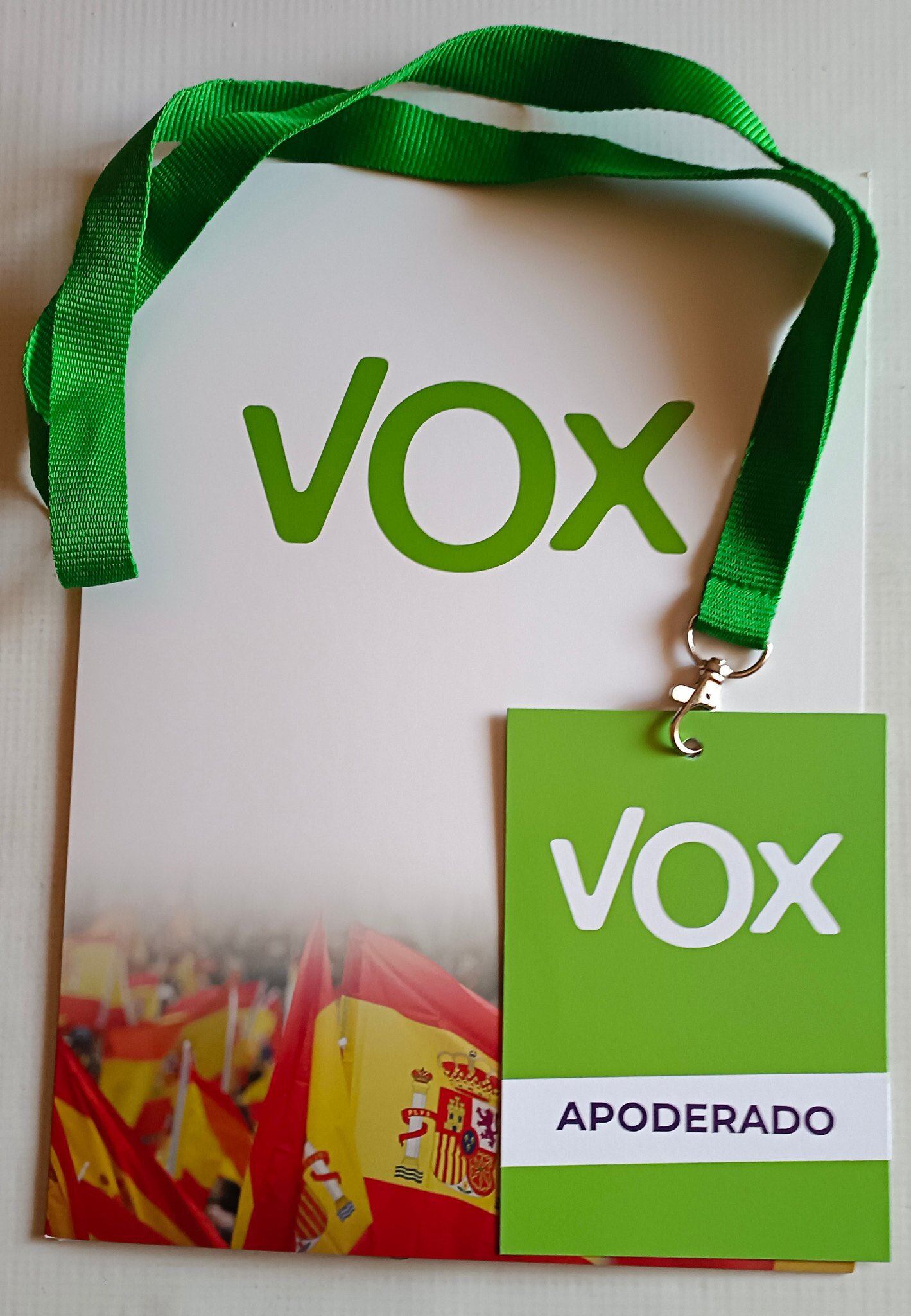 Ordenan sustituir las acreditaciones de apoderados de Vox por figurar la bandera de España