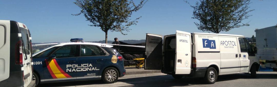 Funeraria recoge el cuerpo hallado en el Castrillón