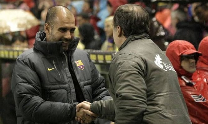 Guardiola y Bielsa se saludan antes del partido del Barcelona en San Mamés